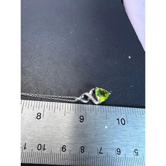 Trilliant cut peridot and sterling silver pendant and 18 inch chain - Picture 3 of 9